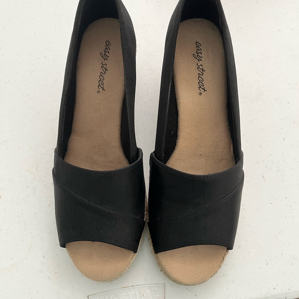 Easy Street Women's Black Wedge Sandals